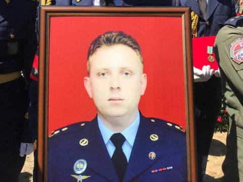 Pilotumuzun cənazəsinə sərilən bayraq xanımına verildi - FOTOLAR+VİDEO  