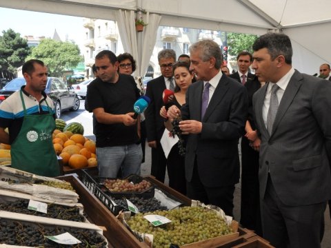 Əli Əhmədov bazarları gəzdi: “Yayın ortasında 2 manata kartof olmaz!” - VİDEO