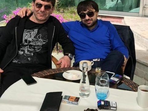 Gürcü “oğru”nu azərbaycanlı avtoritetin qarşısında DÖYDÜLƏR