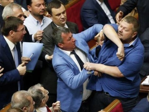 Deputat həmkarının qabırğalarını əzdi, çiynini qırdı