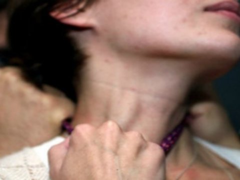 Ər arvadını dişləyib öldürdü 