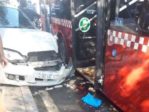 Xətaidə avtobusla minik maşını TOQQUŞDU: Xəsarət alanlar var - YENİLƏNİB -  FOTOLAR