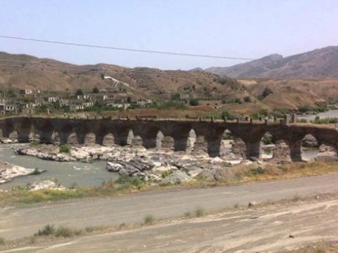 Yerevan işğal etdiyi Arazboyu əraziləri məskunlaşdırır