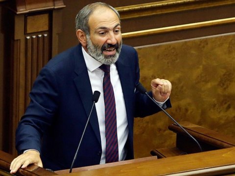 Ermənistan mətbuatı Paşinyandan YAZDI – “çılğındır, insanları təhqir edir”