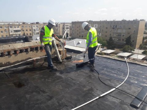 Bakıda binaların dam örtüyü dəyişdirilir