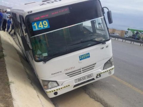 Bakıda sərnişin avtobusu qəzaya düşdü - FOTO