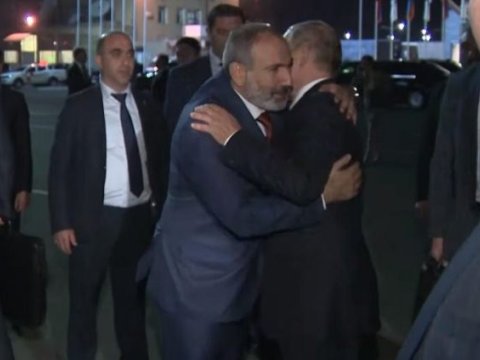 Paşinyan Putini zorla qucaqladı - VİDEO