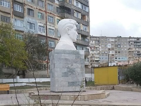 Mikayıl Müşfiqin abidəsi belə uçuruldu - Yerinə isə büst qoyuldu - FOTO+VİDEO  
