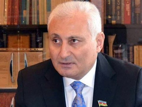 Deputat bayraq rəngli geyimlərə qarşı çıxdı  