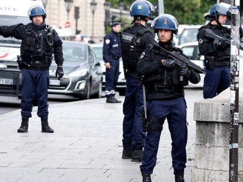 Fransada polis bölməsinə hücum: 5 ölü