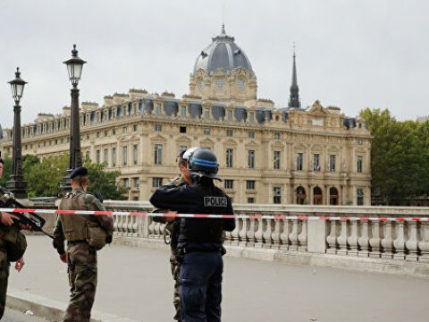 Parisdə 4 həmkarını öldürən polis müsəlman olub