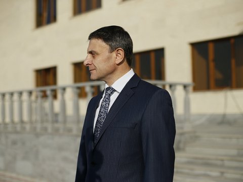 Paşinyan daha bir köməkçisini işdən azad etdi