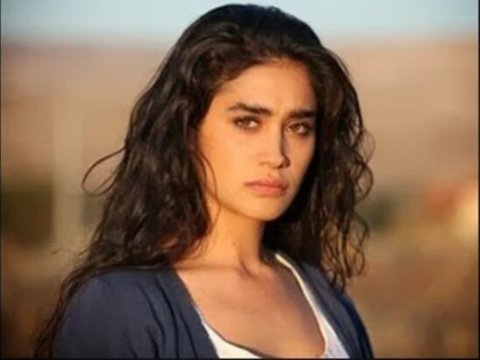 Gənc aktrisa özündən 48 yaş böyük kişiylə evlənib - FOTO