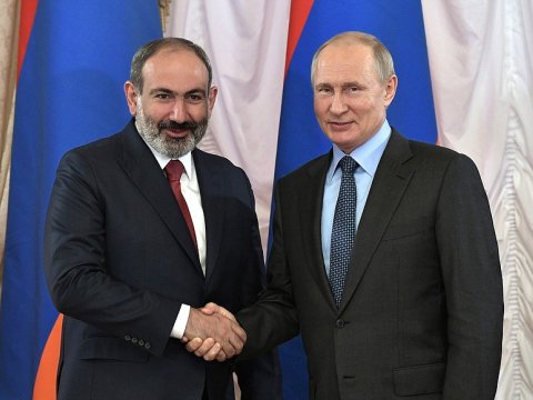 Paşinyan Putinə Qarabağın tarixini saxtalaşdıran kitab hədiyyə etdi - VİDEO