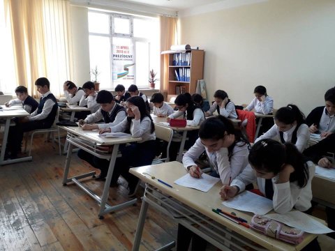 Şagirdlər niyə sinifdə saxlanılır? - “Uşaqlar “2” aldıqda valideynləri çağırıb deyirlər ki...”