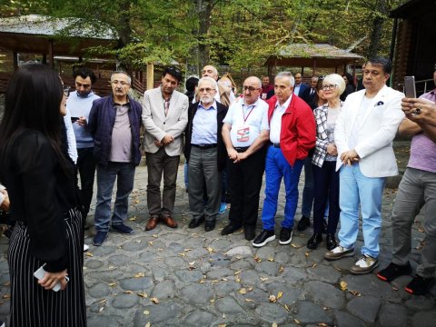 Şəhid xanımı xarici jurnalistlərlə Quba Soyqırım Məzarlığında - FOTO