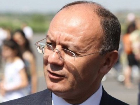 Ermənistanın keçmiş müdafiə naziri ölkəni tərk etdi