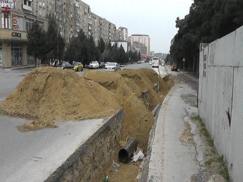 “Azəriqaz” Xətaidə yolu qazdı, maşınlar çuxura düşdü 