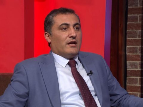 Mətbuat katibinə ağır itki üz verib