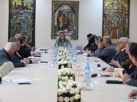 Daha bir universitetdə maaşlar artırıldı