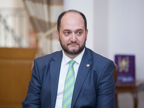 Ermənistanda tələbələr ayağa qalxdı: nazirin istefası tələb olundu