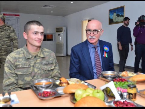 Məmurlar və jurnalistlər əsgərlərlə birgə nahar ediblər - FOTO