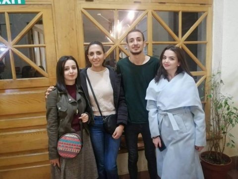 Azərbaycanlı jurnalist ermənilərlə bir arada