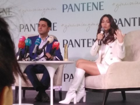 “Xəyal belə etmədiyim bir yerdəyəm” – Demet Özdemir Bakıda