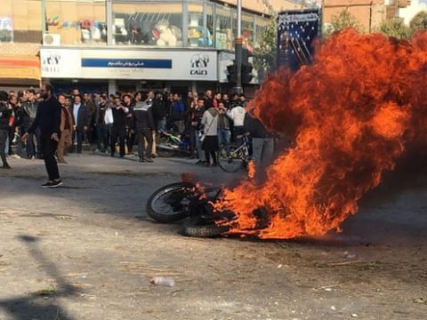 “İrandakı iğtişaşlarda azərbaycanlılar üçün də təhlükə var” - Siyasi mühacir  