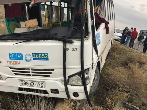 Bakıda avtobus qəzası: 6 nəfər xəsarət aldı - YENİLƏNİB - FOTO