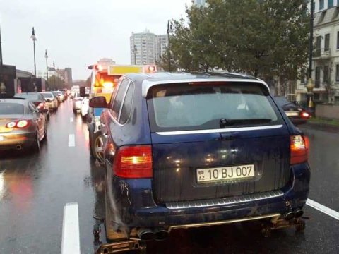 Bakıda yolu bağlayan “Porsche Cayenne”yə nə qədər cərimə kəsildi? - AÇIQLAMA