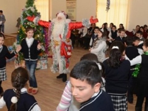Məktəblərdə Yeni il şənliyi keçirilsinmi?