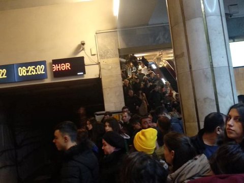 Metrodakı problemin səbəbi məlum oldu - FOTOLAR - YEBİLƏNİB  