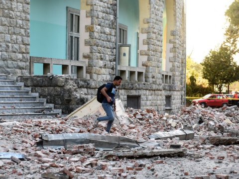 Albaniyada zəlzələ qurbanlarının sayı artır