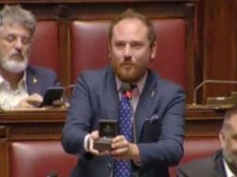 Parlamentdə evlilik təklifi: Spiker deputatı danladı 