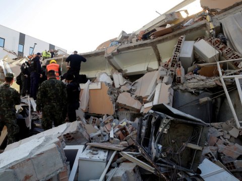 Albaniyada zəlzələ qurbanlarının sayı durmadan artır