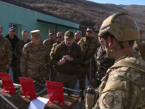 Paşinyan Qarabağda Azərbaycana qarşı alınmış yeni silahlara baxdı - FOTOLAR