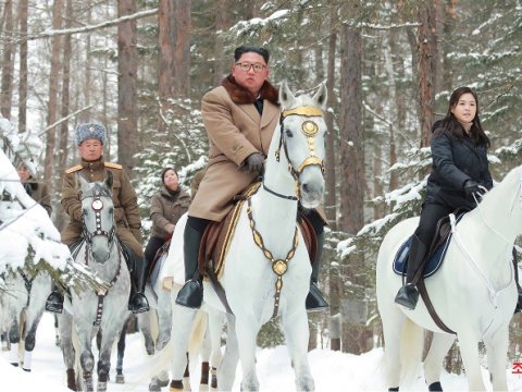 Koreya lideri at belində müqəddəs dağa qalxdı