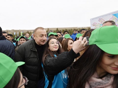 Prezident və birinci xanım gənclərlə selfi çəkdirdilər - FOTOLAR