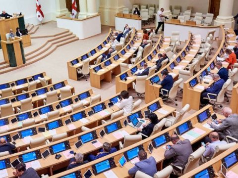 Gürcüstan parlamentində İNSİDENT – Deputatlar evakuasiya olundu