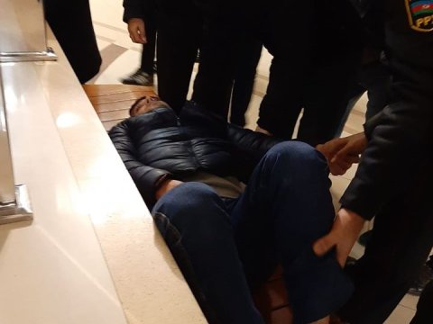 Metroda faciənin qarşısı sərnişinlər tərəfindən alındı - FOTO