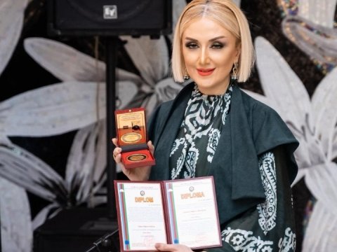 Modelyer Gülnarə Xəlilova mükafat aldı  