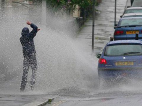 Yol polisi piyadaların üst-başlarını batıranları CƏRİMƏLƏYİR