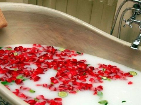 Dünyada maraqlı Yeni il qarşılamaları - gül ləçəkləri olan suda çimmək, bir gilə üzüm, uzun spagetti...