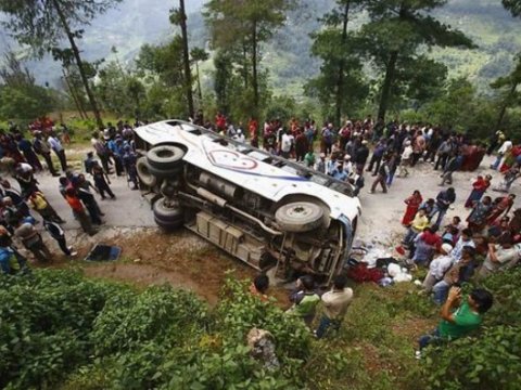 Avtobus dərəyə yuvarlandı: 28 nəfər öldü