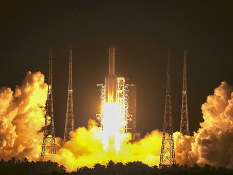 Çin ən böyük raketdaşıyıcısını buraxdı