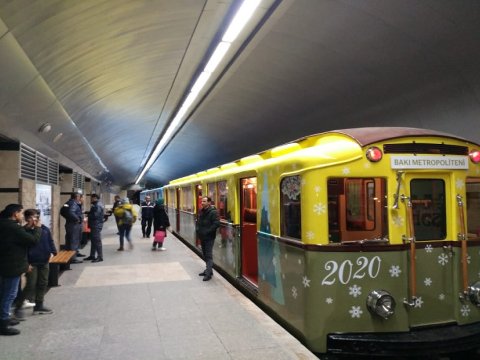 Şaxta baba və Qar qız Bakı metrosunda - FOTOLAR