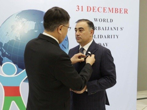Nazarbayev azərbaycanlı diplomatı qızıl medalla mükafatlandırdı
