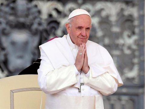 Roma Papası qadına əl qaldırdığı üçün üzr istədi  