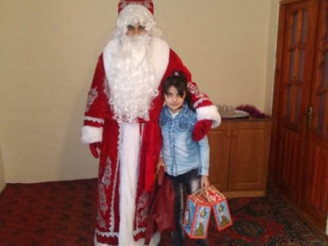 Şaxta babaya məktub yazan məktəbliyə çanta hədiyyə olundu